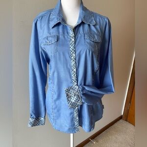 Cowgirl Up, Fitted Western Ladies Shirt. Contrast Piping on Delicate Blue. Sz L